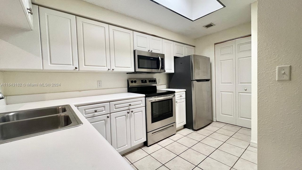 Active With Contract: $2,100 (1 beds, 1 baths, 819 Square Feet)