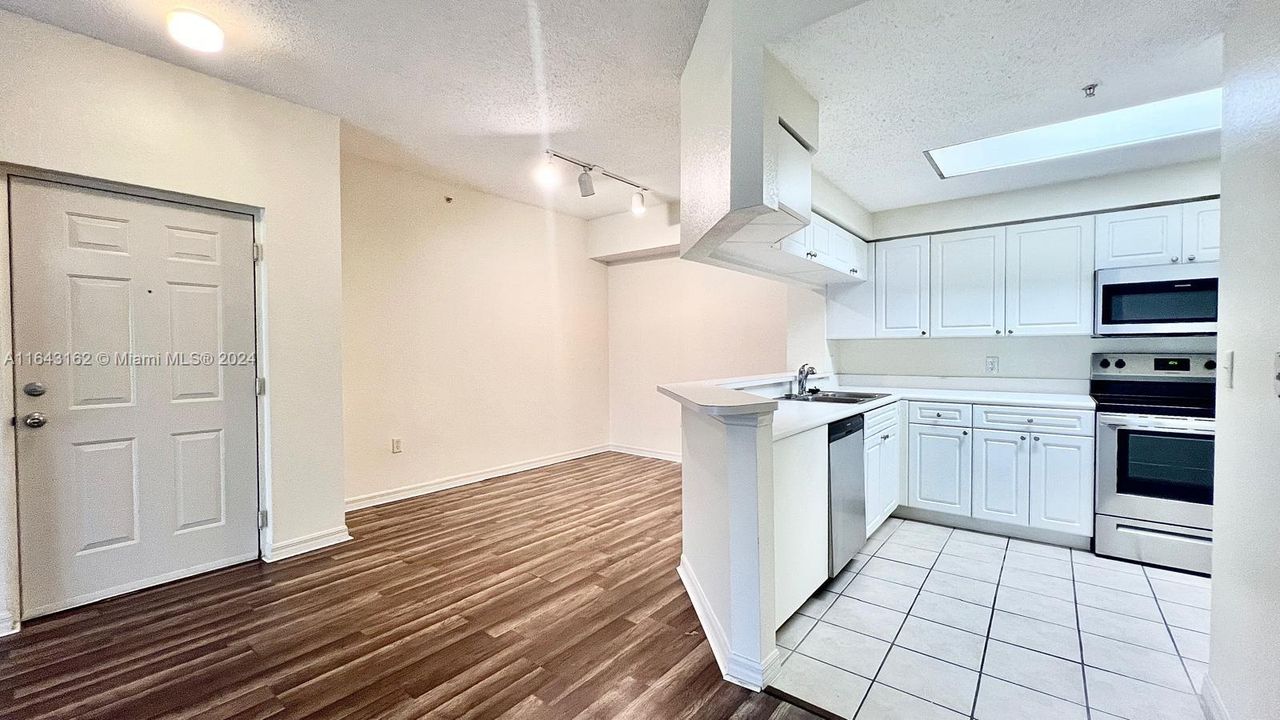 Active With Contract: $2,100 (1 beds, 1 baths, 819 Square Feet)