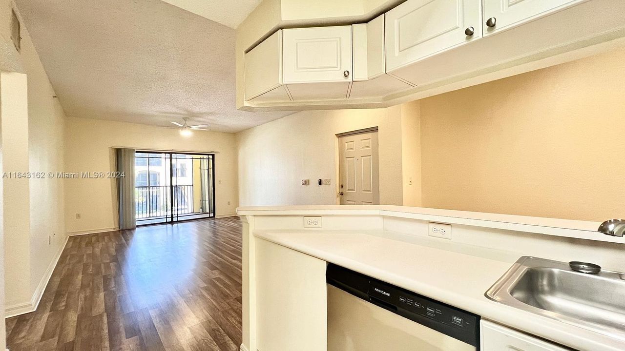 Active With Contract: $2,100 (1 beds, 1 baths, 819 Square Feet)