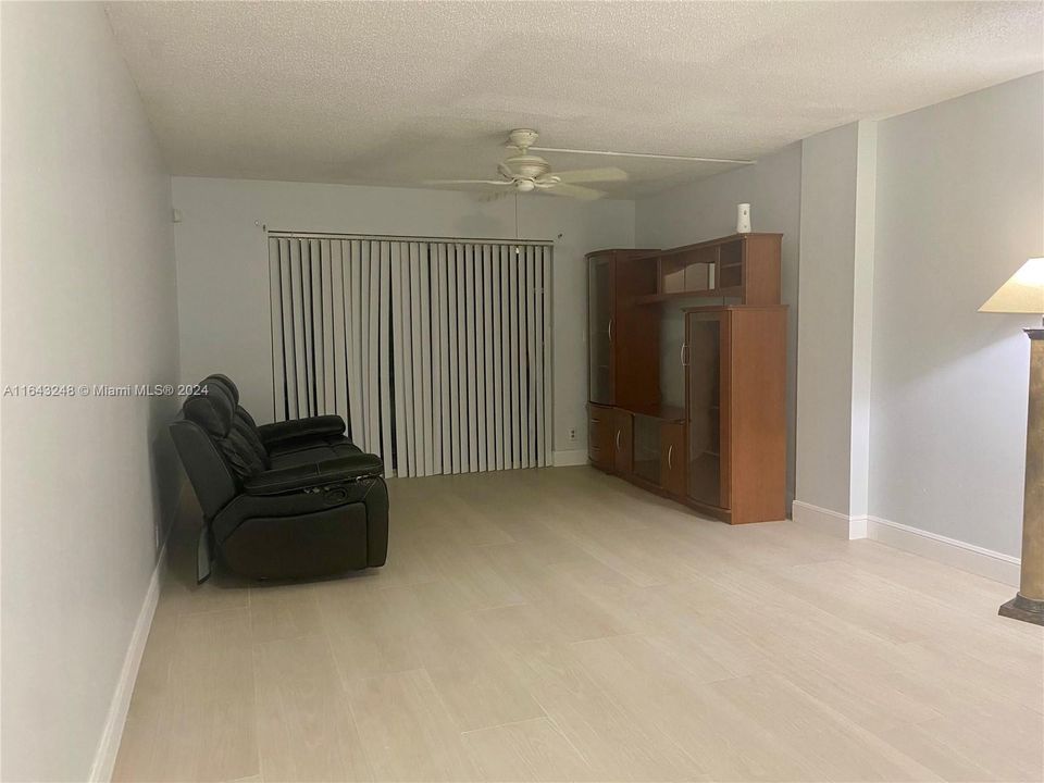 Recently Rented: $1,750 (2 beds, 2 baths, 990 Square Feet)