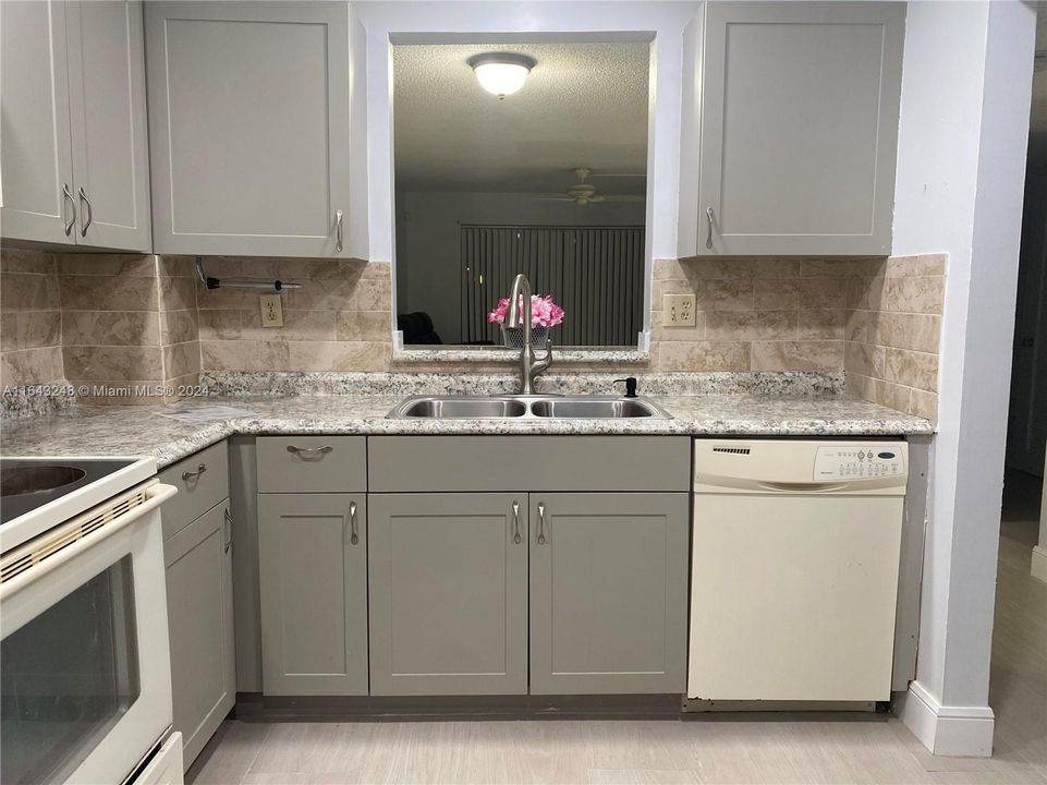 Recently Rented: $1,750 (2 beds, 2 baths, 990 Square Feet)