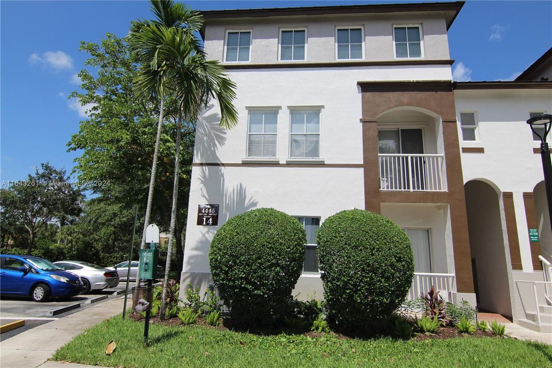 Active With Contract: $2,450 (2 beds, 2 baths, 1205 Square Feet)