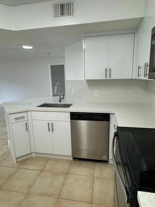 Active With Contract: $2,200 (2 beds, 2 baths, 984 Square Feet)