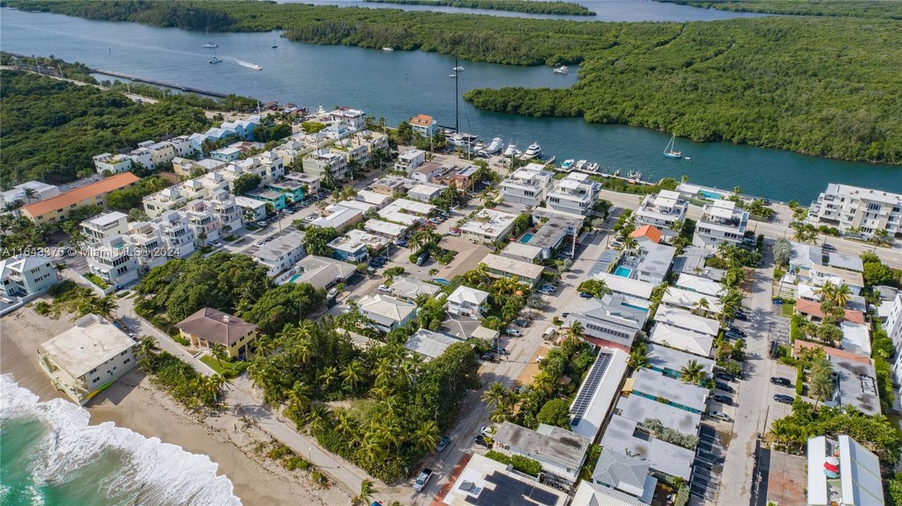 На продажу: $3,755,000 (0.22 acres)