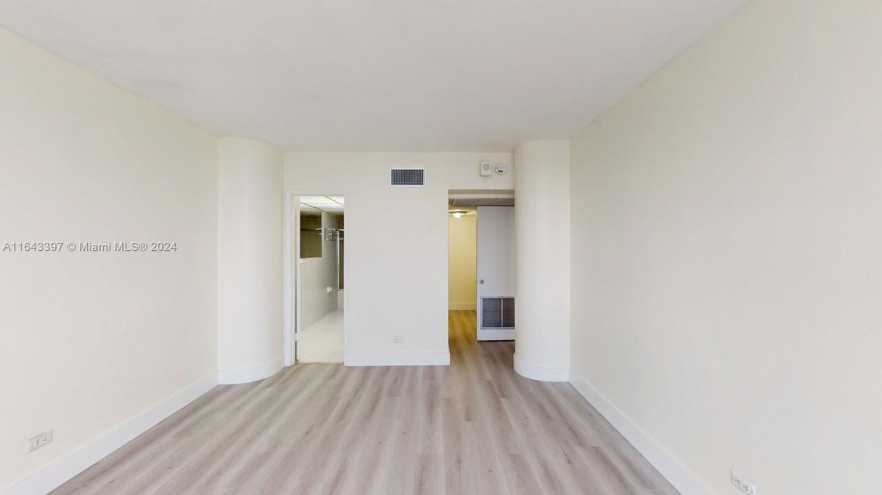 For Sale: $399,000 (1 beds, 1 baths, 1046 Square Feet)