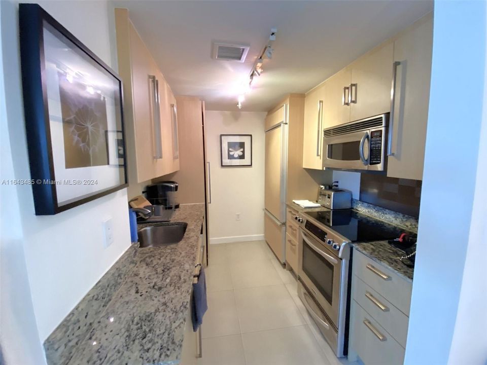 Active With Contract: $5,650 (2 beds, 2 baths, 1056 Square Feet)