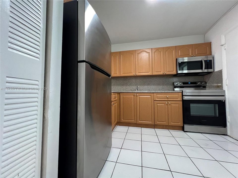 For Rent: $2,000 (2 beds, 1 baths, 1075 Square Feet)