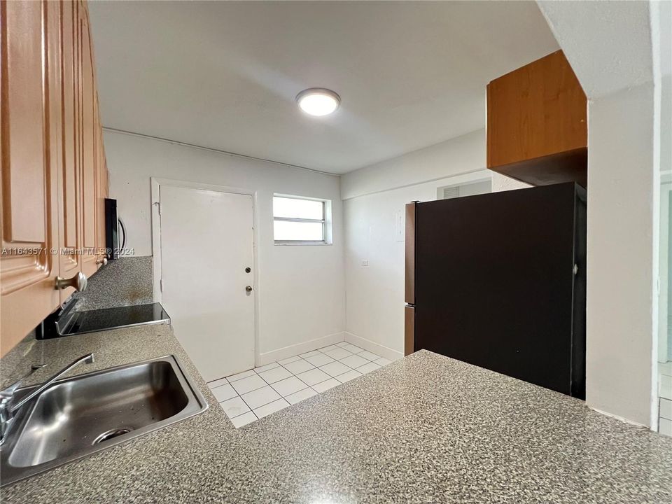 For Rent: $2,000 (2 beds, 1 baths, 1075 Square Feet)