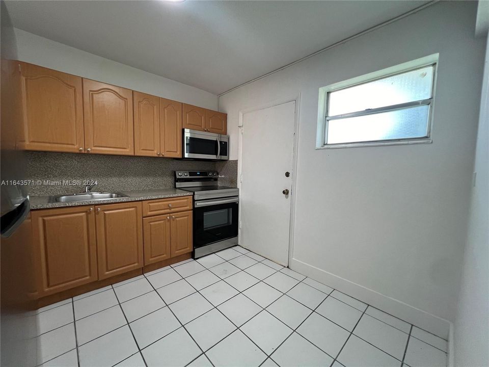 For Rent: $2,000 (2 beds, 1 baths, 1075 Square Feet)