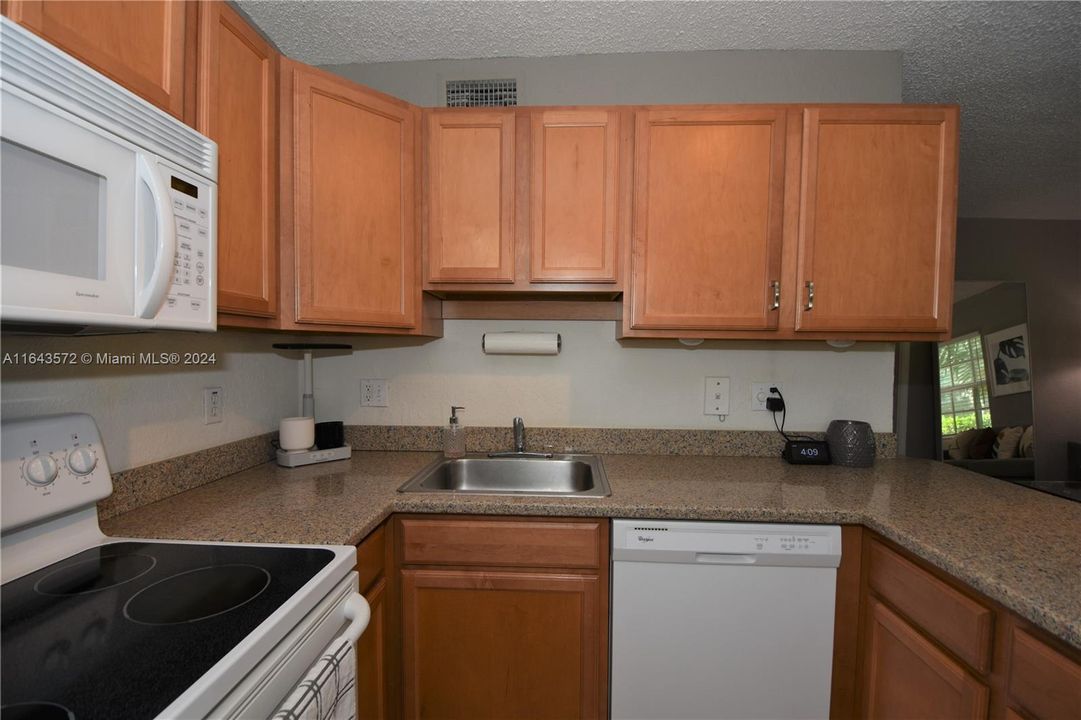 Active With Contract: $1,850 (2 beds, 1 baths, 610 Square Feet)