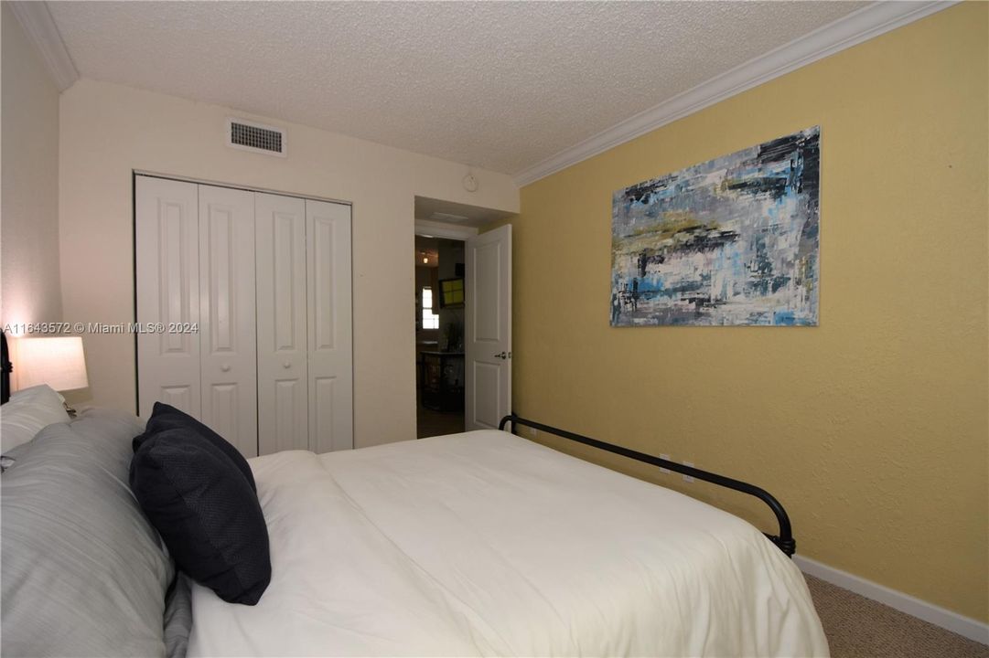 Active With Contract: $1,850 (2 beds, 1 baths, 610 Square Feet)