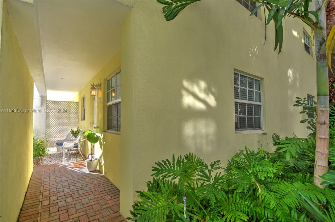 Active With Contract: $1,850 (2 beds, 1 baths, 610 Square Feet)