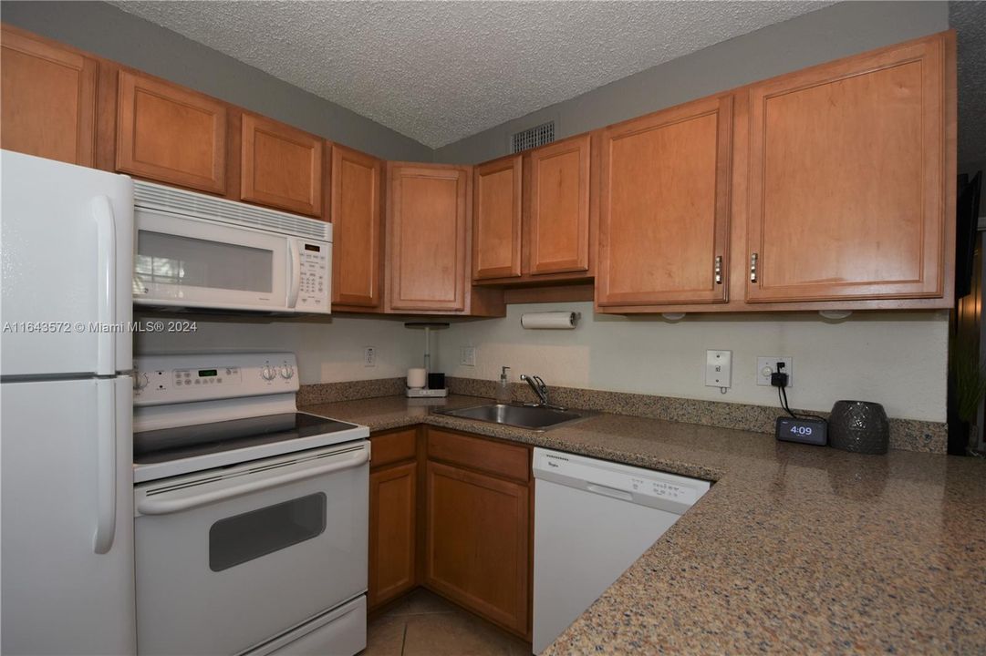 Active With Contract: $1,850 (2 beds, 1 baths, 610 Square Feet)