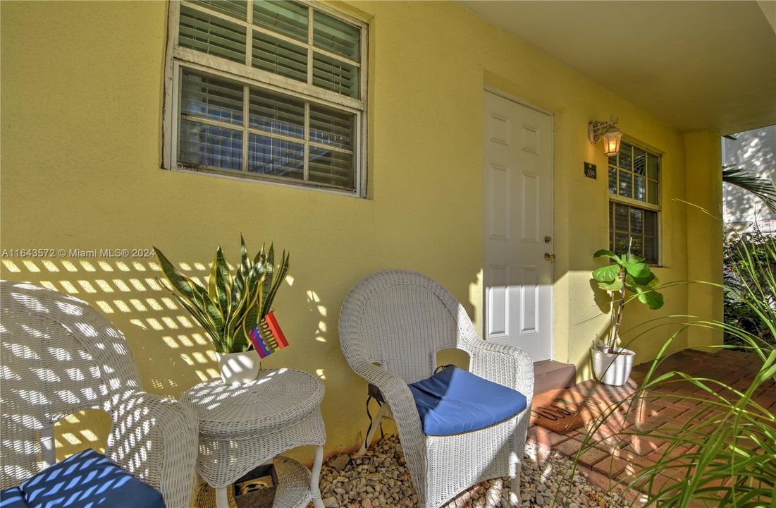 Active With Contract: $1,850 (2 beds, 1 baths, 610 Square Feet)