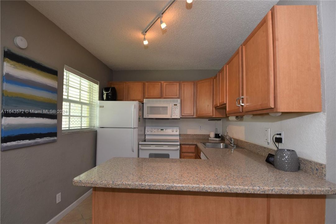 Active With Contract: $1,850 (2 beds, 1 baths, 610 Square Feet)