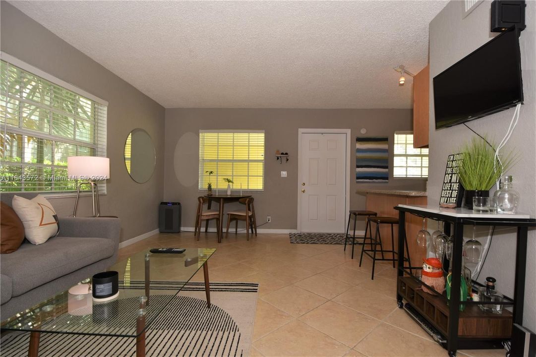 Active With Contract: $1,850 (2 beds, 1 baths, 610 Square Feet)