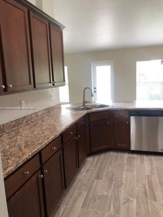 Recently Rented: $2,600 (3 beds, 2 baths, 2035 Square Feet)