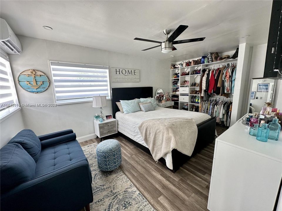 Active With Contract: $2,900 (3 beds, 1 baths, 921 Square Feet)