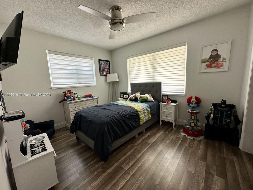 Active With Contract: $2,900 (3 beds, 1 baths, 921 Square Feet)