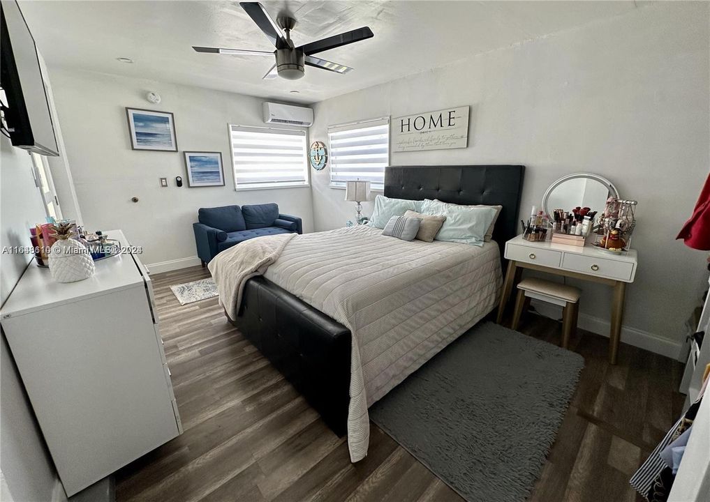 Active With Contract: $2,900 (3 beds, 1 baths, 921 Square Feet)