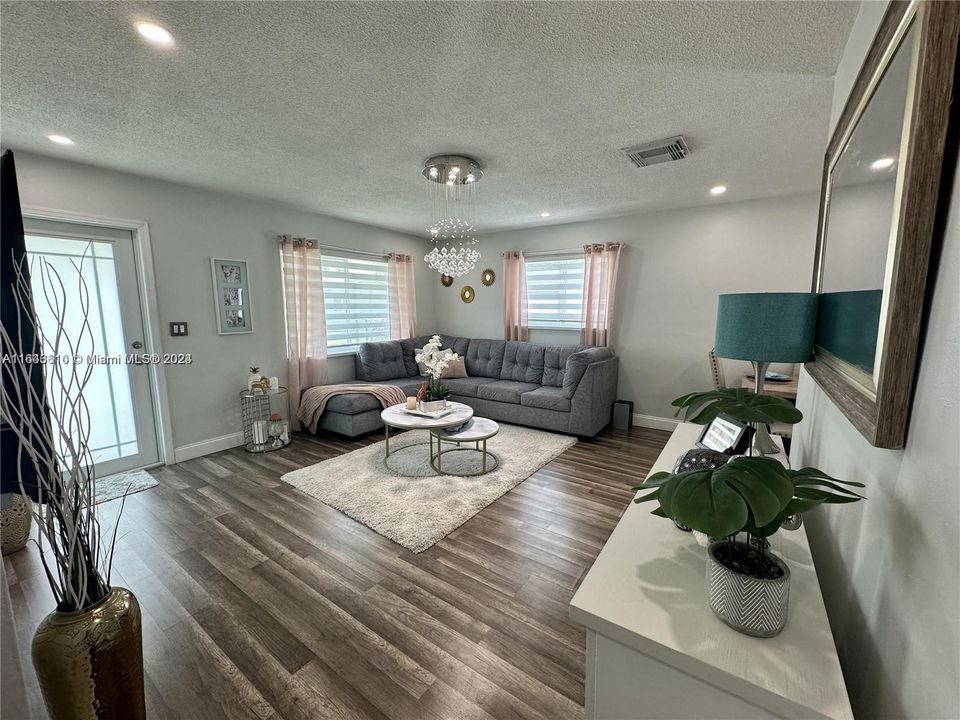 Active With Contract: $2,900 (3 beds, 1 baths, 921 Square Feet)