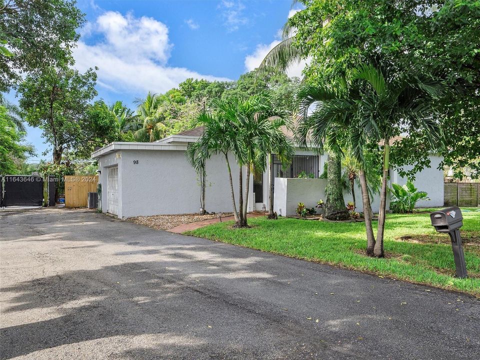 Recently Sold: $899,000 (6 beds, 4 baths, 4092 Square Feet)