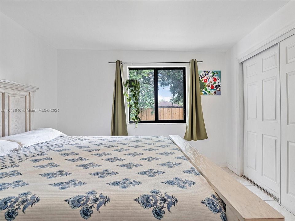 Recently Sold: $899,000 (6 beds, 4 baths, 4092 Square Feet)