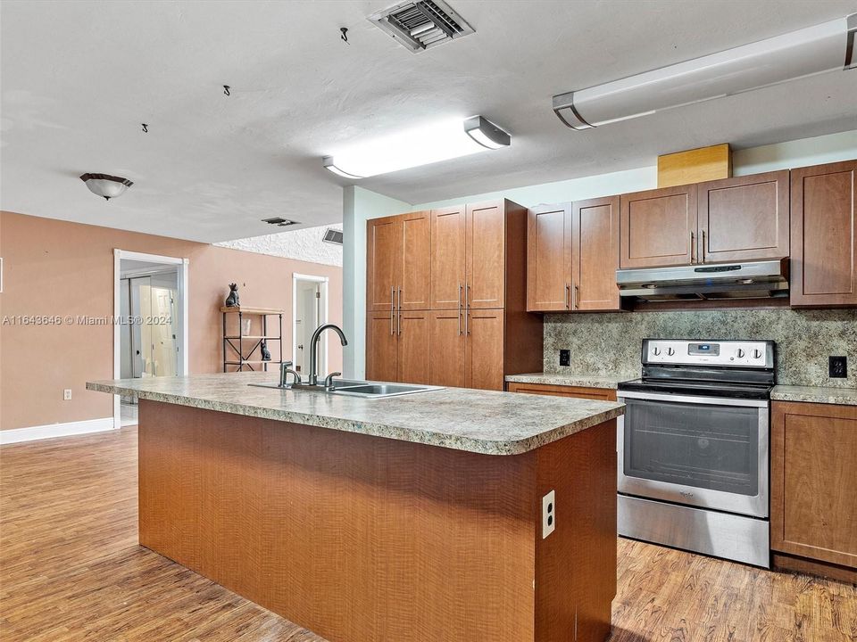 Recently Sold: $899,000 (6 beds, 4 baths, 4092 Square Feet)