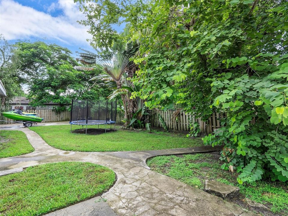 Recently Sold: $899,000 (6 beds, 4 baths, 4092 Square Feet)