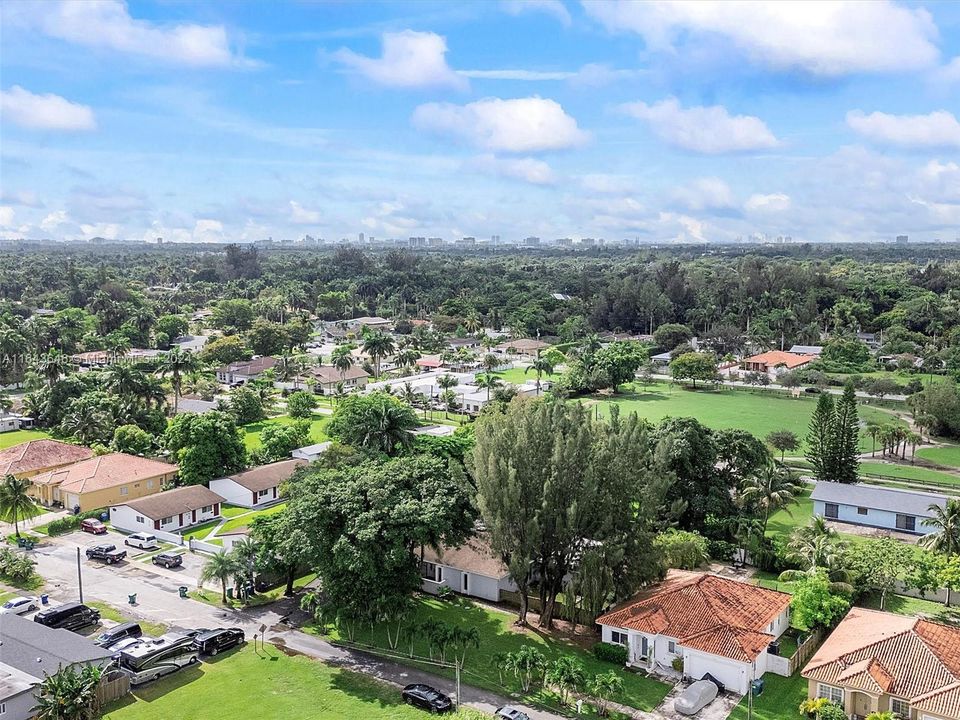 Recently Sold: $899,000 (6 beds, 4 baths, 4092 Square Feet)