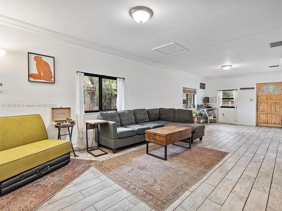 Recently Sold: $899,000 (6 beds, 4 baths, 4092 Square Feet)