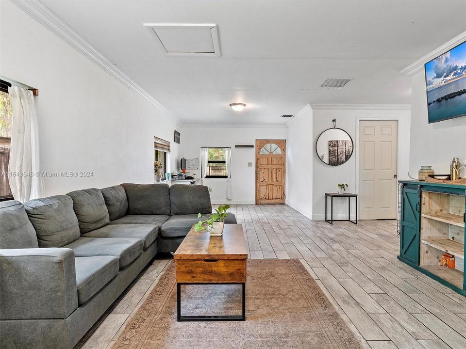 Recently Sold: $899,000 (6 beds, 4 baths, 4092 Square Feet)