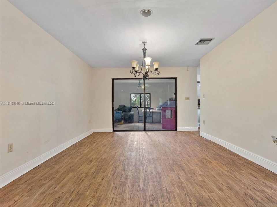 Recently Sold: $899,000 (6 beds, 4 baths, 4092 Square Feet)