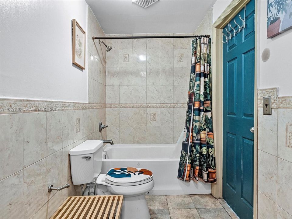 Recently Sold: $899,000 (6 beds, 4 baths, 4092 Square Feet)