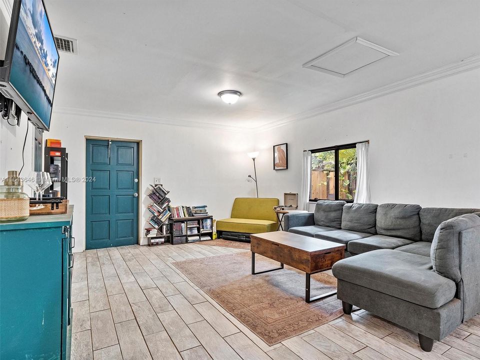 Recently Sold: $899,000 (6 beds, 4 baths, 4092 Square Feet)