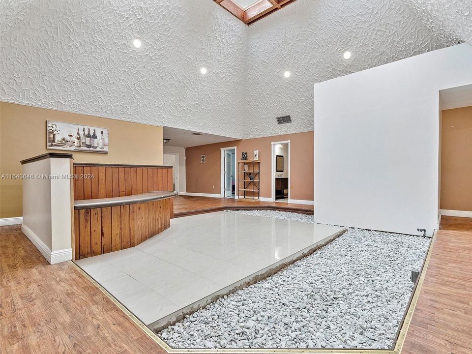 Recently Sold: $899,000 (6 beds, 4 baths, 4092 Square Feet)