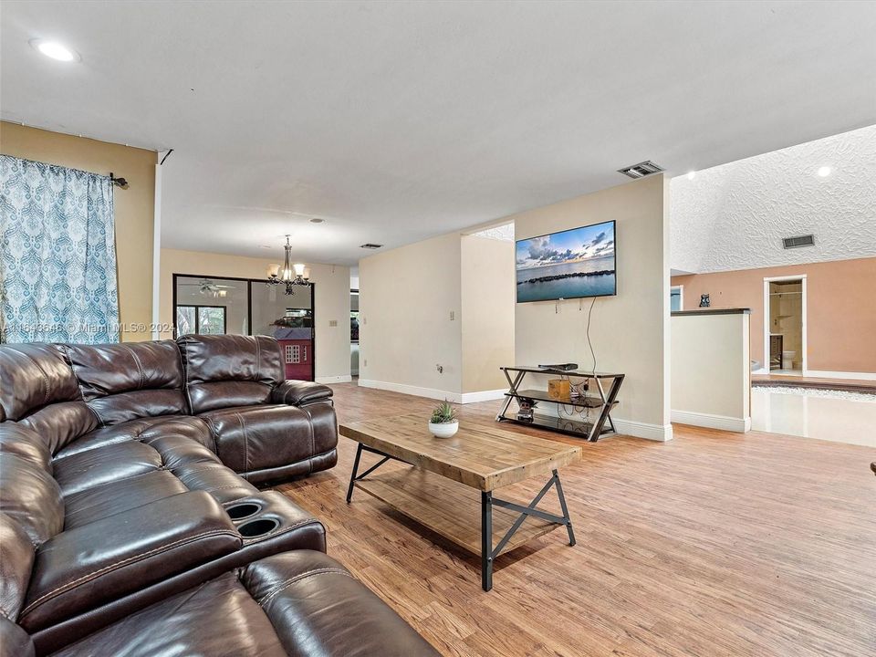 Recently Sold: $899,000 (6 beds, 4 baths, 4092 Square Feet)