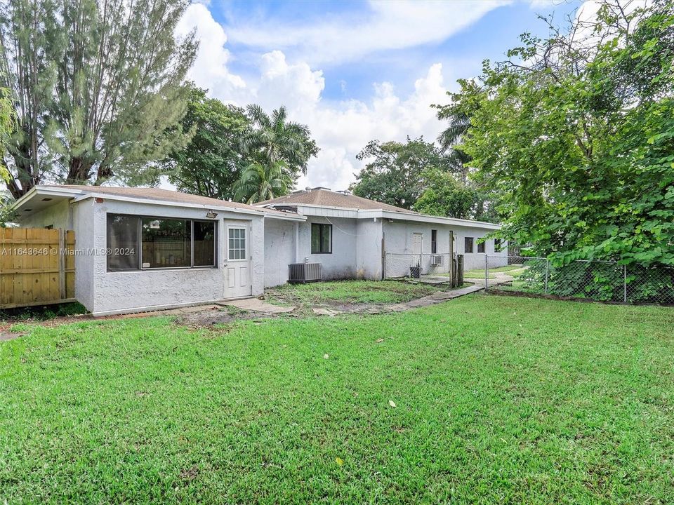 Recently Sold: $899,000 (6 beds, 4 baths, 4092 Square Feet)