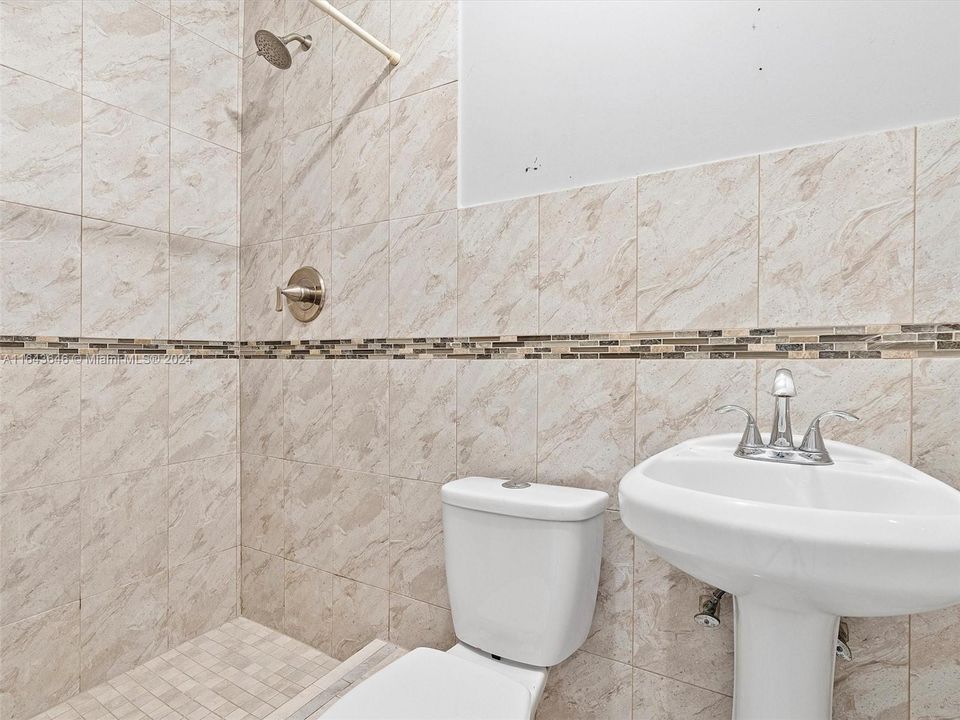 Recently Sold: $899,000 (6 beds, 4 baths, 4092 Square Feet)