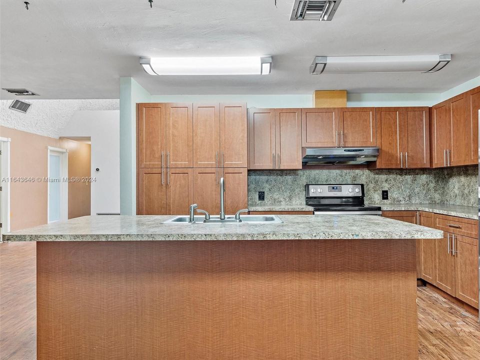 Recently Sold: $899,000 (6 beds, 4 baths, 4092 Square Feet)