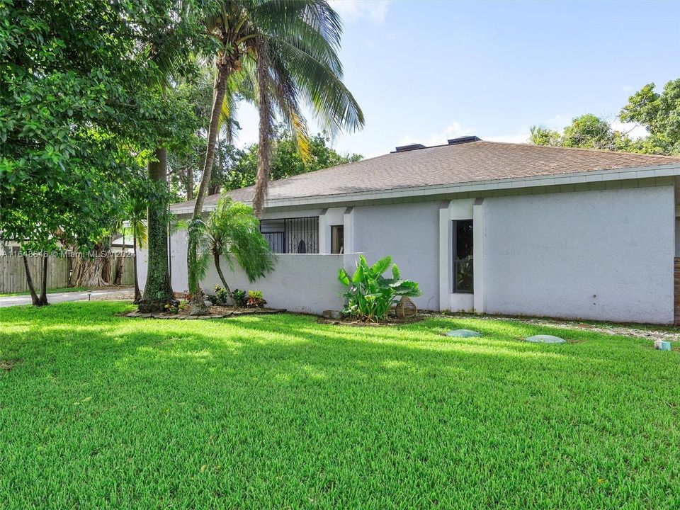 Recently Sold: $899,000 (6 beds, 4 baths, 4092 Square Feet)