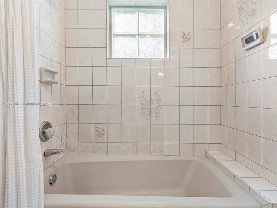 Recently Sold: $899,000 (6 beds, 4 baths, 4092 Square Feet)