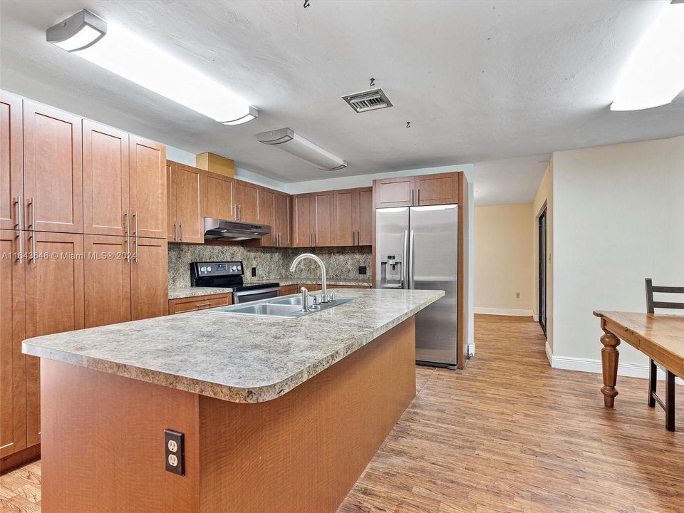 Recently Sold: $899,000 (6 beds, 4 baths, 4092 Square Feet)