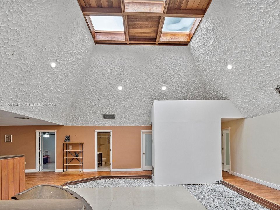 Recently Sold: $899,000 (6 beds, 4 baths, 4092 Square Feet)