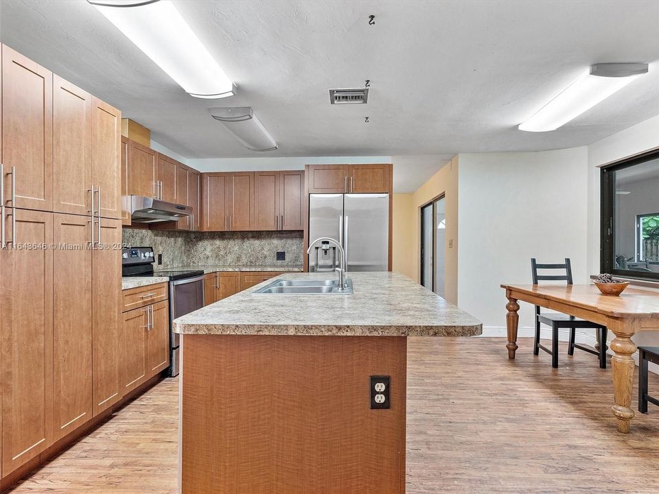 Recently Sold: $899,000 (6 beds, 4 baths, 4092 Square Feet)