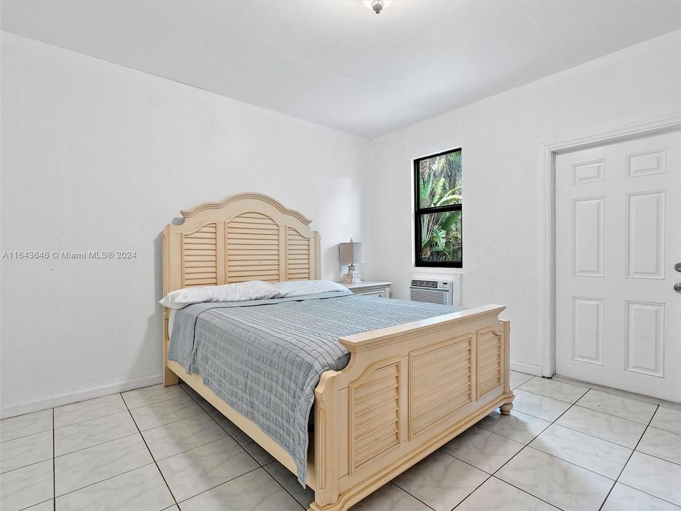 Recently Sold: $899,000 (6 beds, 4 baths, 4092 Square Feet)