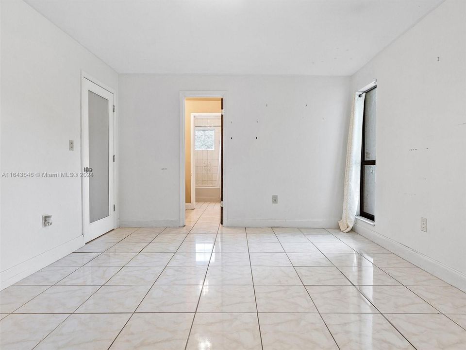 Recently Sold: $899,000 (6 beds, 4 baths, 4092 Square Feet)