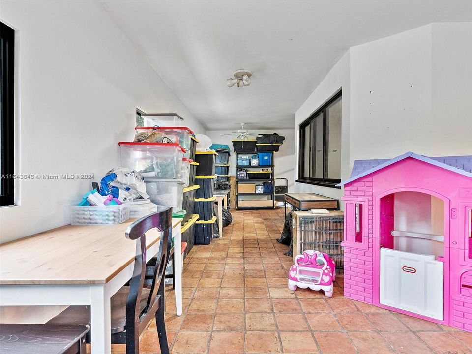 Recently Sold: $899,000 (6 beds, 4 baths, 4092 Square Feet)