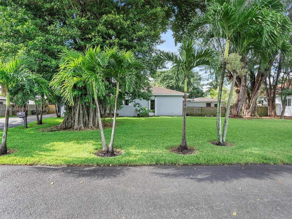 Recently Sold: $899,000 (6 beds, 4 baths, 4092 Square Feet)