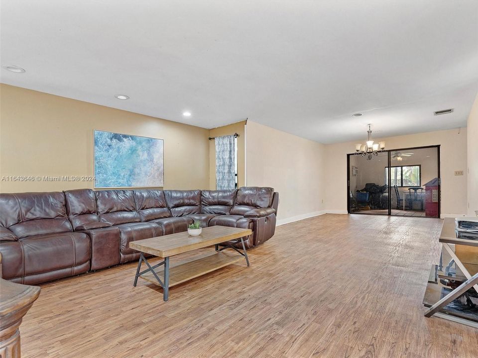 Recently Sold: $899,000 (6 beds, 4 baths, 4092 Square Feet)